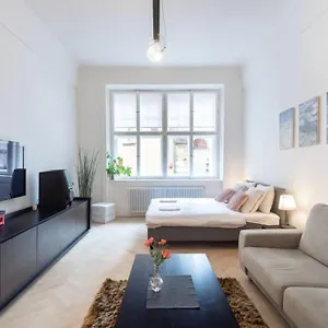 old-town-square-luxury-apartment.praguehotelsweb.com/