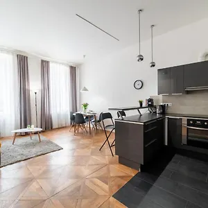 exclusive-apartment-near-kafkas-head.praguehotelsweb.com/
