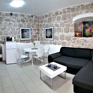 karmens-apartment-two.splithotels.org/